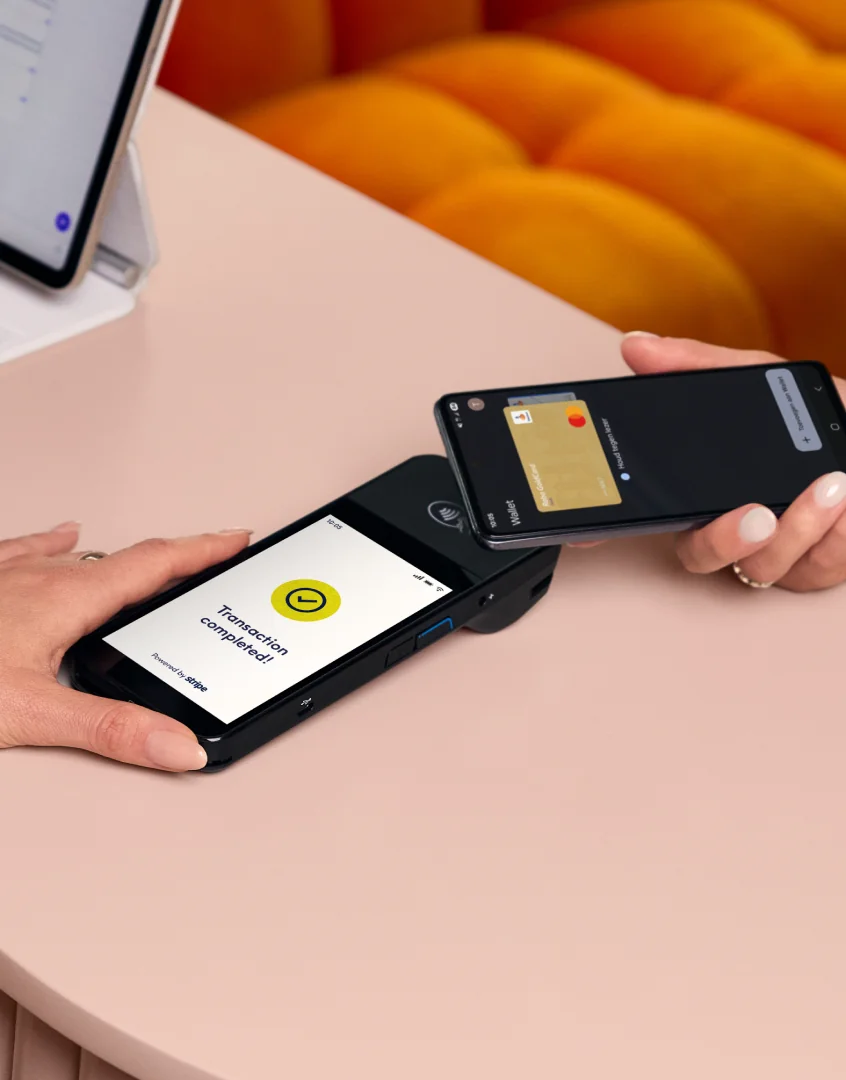Pagamento contactless con il POS Treatwell Pay che mostra la transazione completata