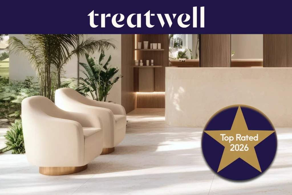 Badge Treatwell Top Rated 2026 sulla reception luminosa di un salone con poltrone color crema e piante